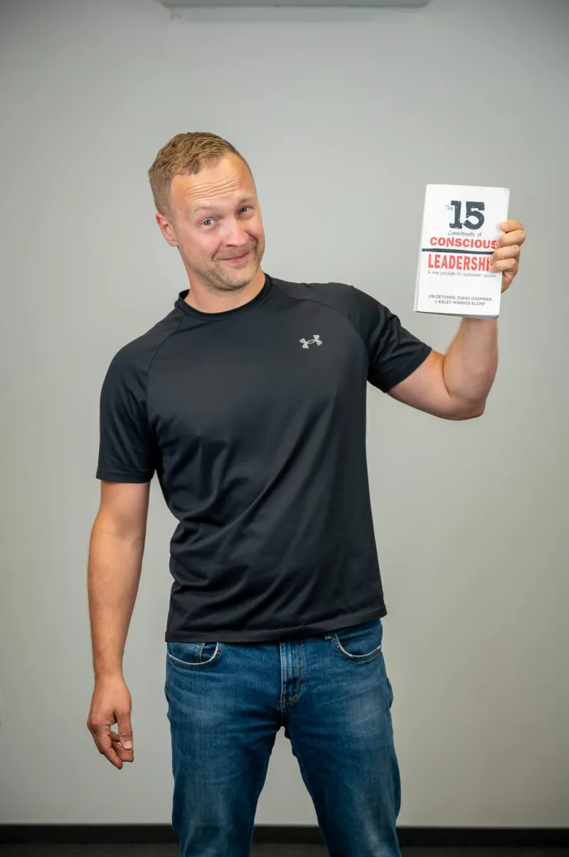 Błażej Kosmowski z książką The 15 Commitments of Conscious Leadership
